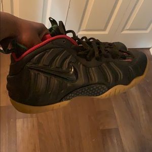 Black Gucci Foams